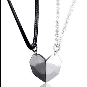 💥🆕Couples Magnetic Heart Necklace (2 Pieces)